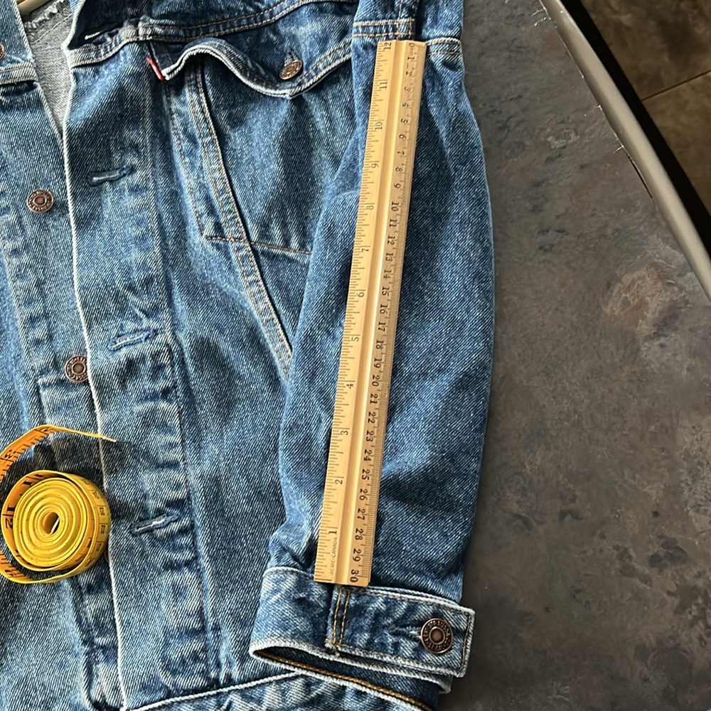 Size large Levi’s denim jacket, Excellent condition. Clean smoke free. - Picture 13 of 13